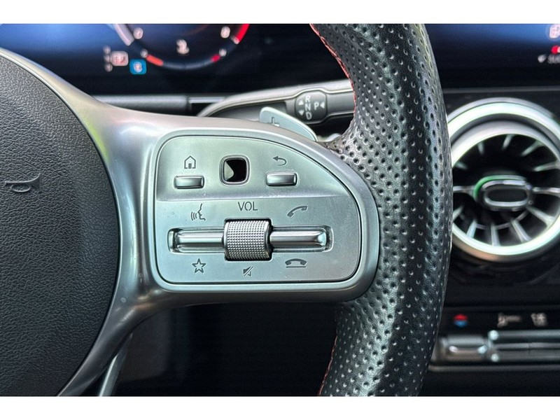 Mercedes-Benz GLA Vehicle Full-screen Gallery Image 28