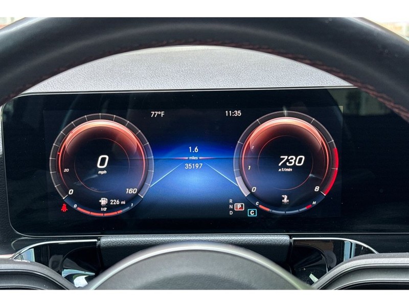 Mercedes-Benz GLA Vehicle Full-screen Gallery Image 29