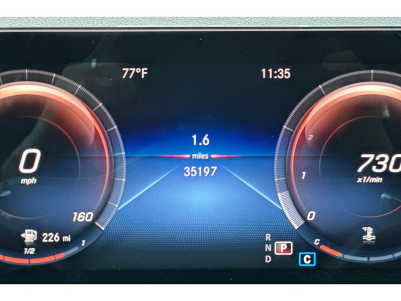 Mercedes-Benz GLA Vehicle Full-screen Gallery Image 30