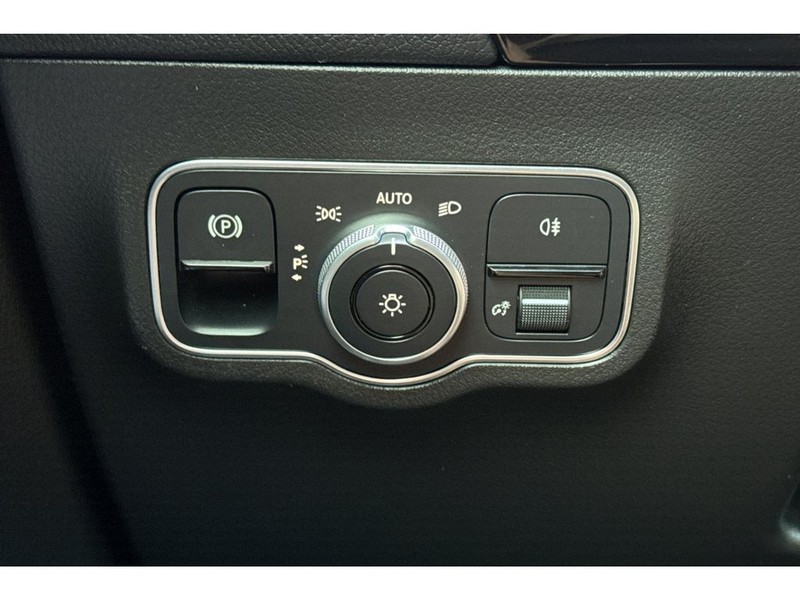 Mercedes-Benz GLA Vehicle Full-screen Gallery Image 31