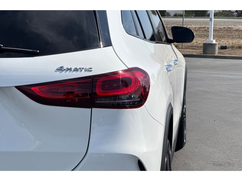 Mercedes-Benz GLA Vehicle Full-screen Gallery Image 33