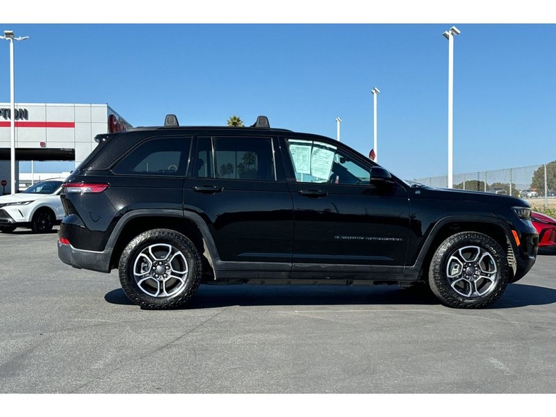 Jeep Grand Cherokee 4xe Vehicle Full-screen Gallery Image 03