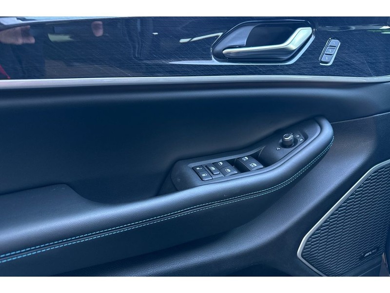 Jeep Grand Cherokee 4xe Vehicle Full-screen Gallery Image 11