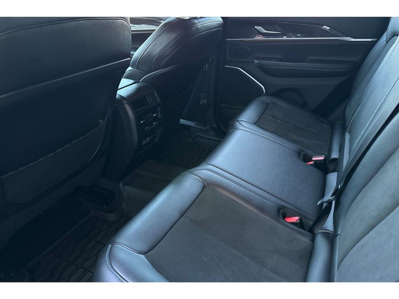 Jeep Grand Cherokee 4xe Vehicle Full-screen Gallery Image 13