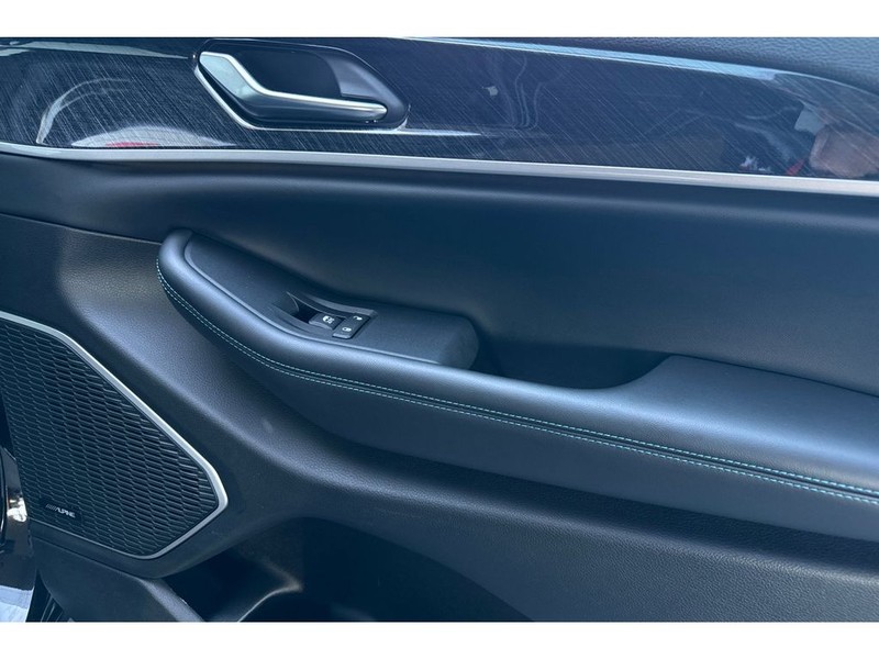 Jeep Grand Cherokee 4xe Vehicle Full-screen Gallery Image 18