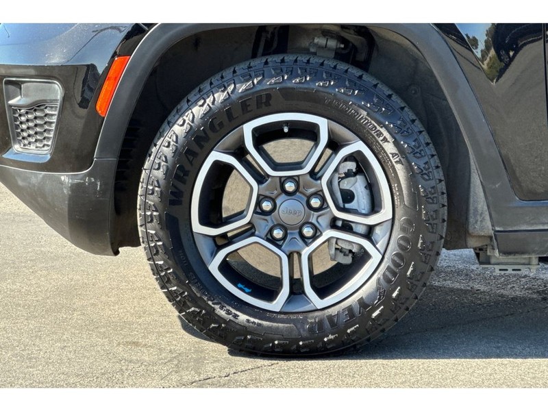 Jeep Grand Cherokee 4xe Vehicle Full-screen Gallery Image 29