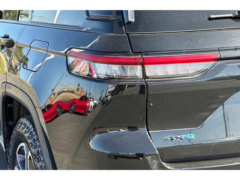 Jeep Grand Cherokee 4xe Vehicle Full-screen Gallery Image 30