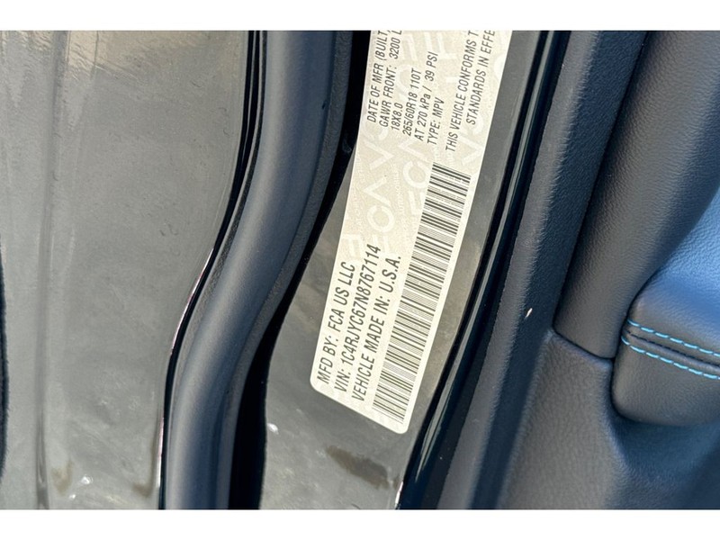 Jeep Grand Cherokee 4xe Vehicle Full-screen Gallery Image 31