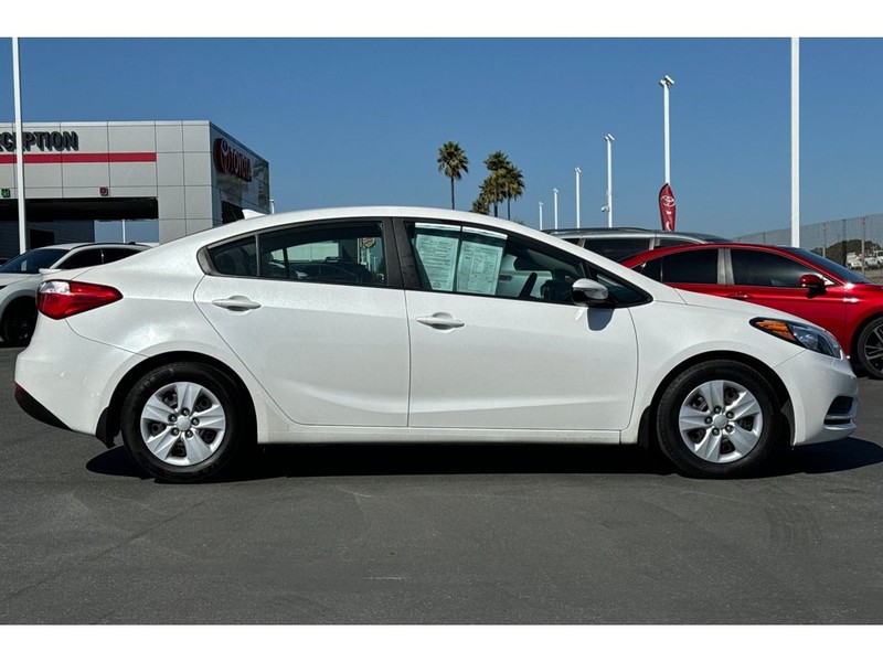 Kia Forte Vehicle Full-screen Gallery Image 03