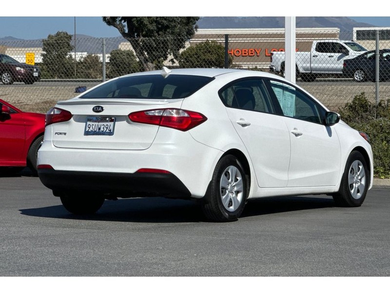 Kia Forte Vehicle Full-screen Gallery Image 04