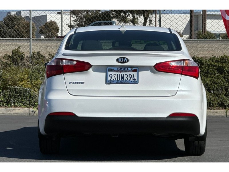 Kia Forte Vehicle Full-screen Gallery Image 05