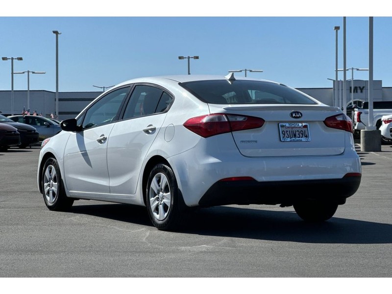 Kia Forte Vehicle Full-screen Gallery Image 06