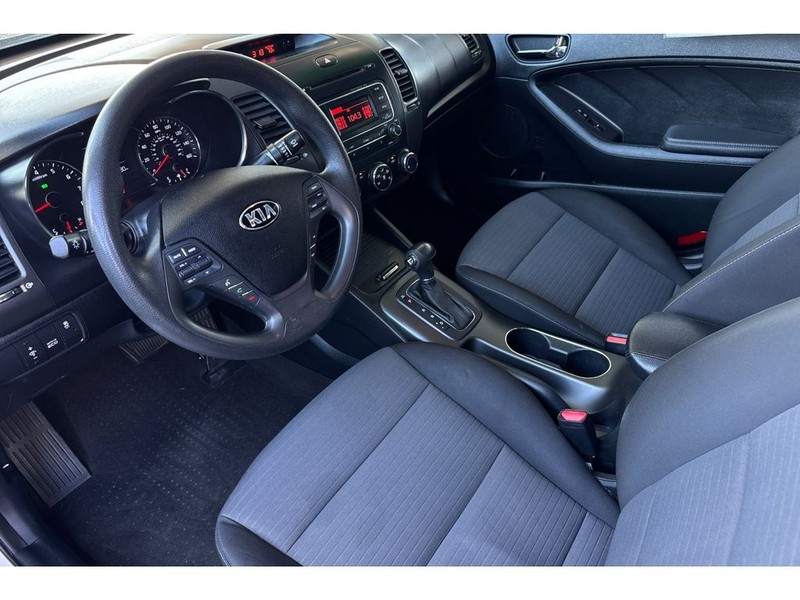 Kia Forte Vehicle Full-screen Gallery Image 10