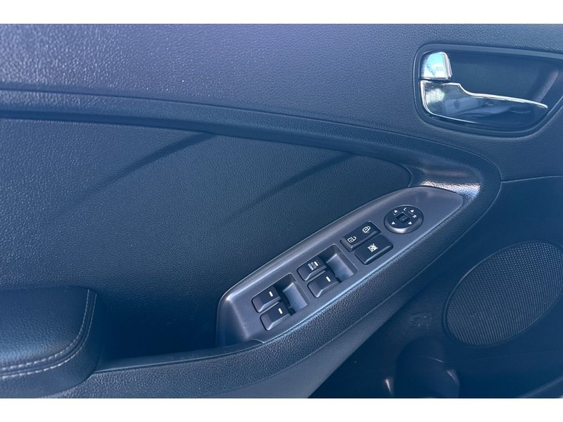 Kia Forte Vehicle Full-screen Gallery Image 11