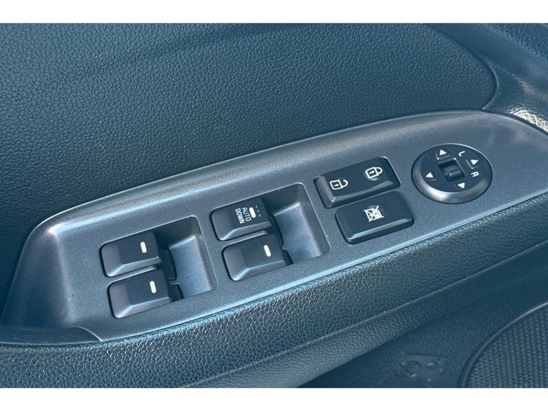 Kia Forte Vehicle Full-screen Gallery Image 12
