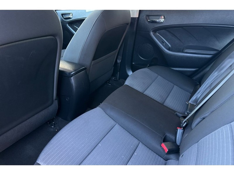 Kia Forte Vehicle Full-screen Gallery Image 13