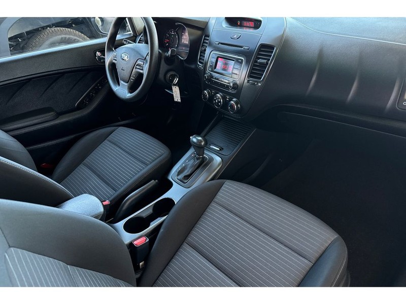 Kia Forte Vehicle Full-screen Gallery Image 16