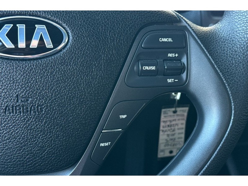 Kia Forte Vehicle Full-screen Gallery Image 24