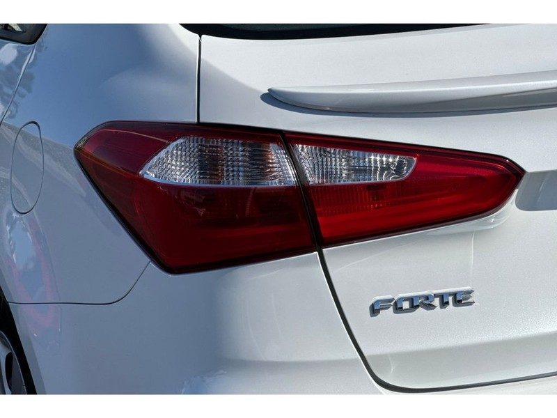 Kia Forte Vehicle Full-screen Gallery Image 29