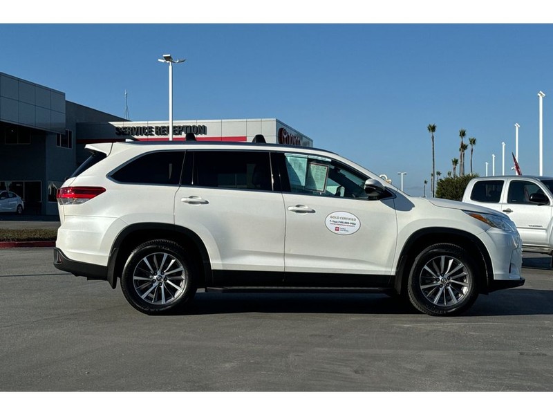 Toyota Highlander Vehicle Full-screen Gallery Image 03