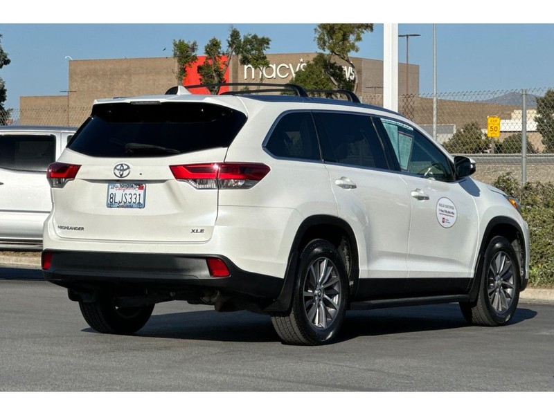 Toyota Highlander Vehicle Full-screen Gallery Image 04