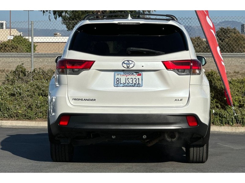 Toyota Highlander Vehicle Full-screen Gallery Image 05