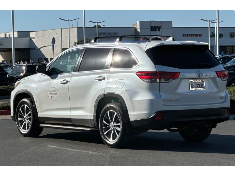 Toyota Highlander Vehicle Full-screen Gallery Image 06