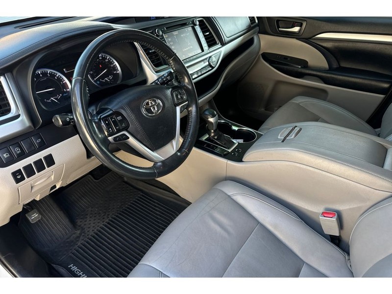 Toyota Highlander Vehicle Full-screen Gallery Image 10