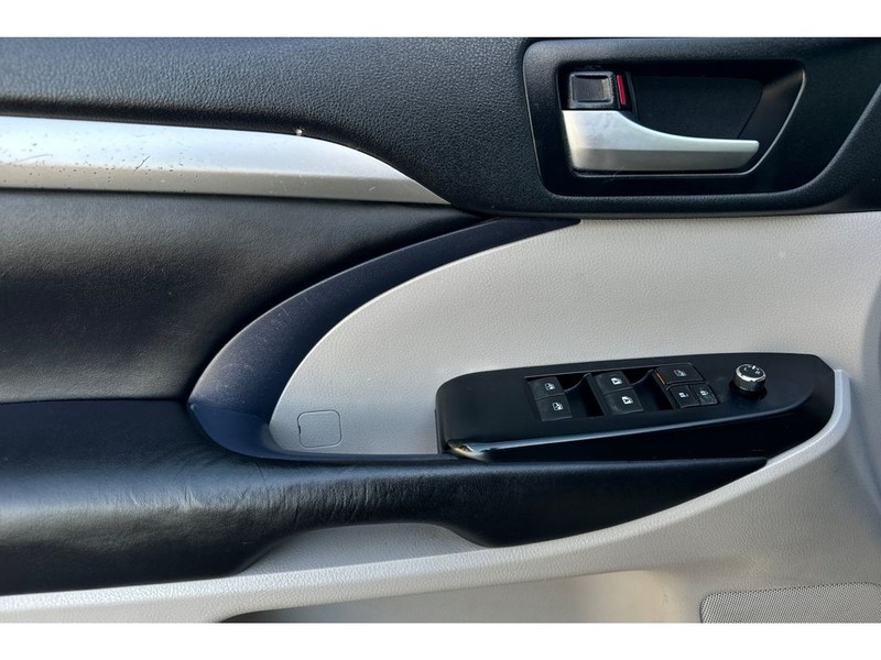 Toyota Highlander Vehicle Full-screen Gallery Image 11