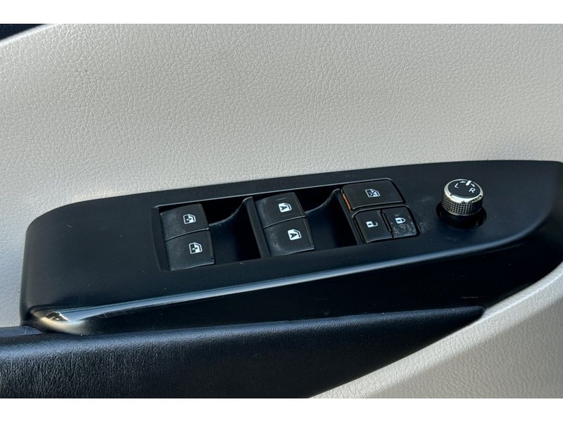 Toyota Highlander Vehicle Full-screen Gallery Image 12