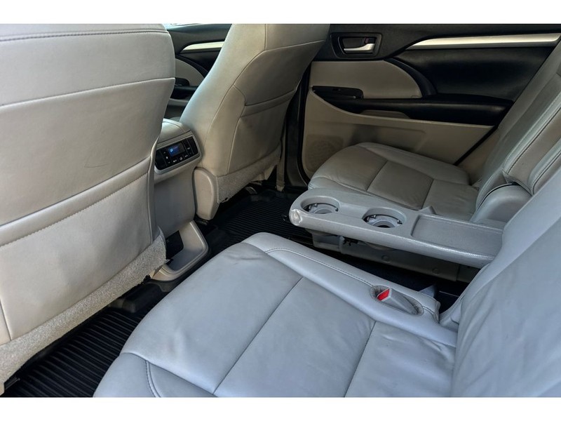 Toyota Highlander Vehicle Full-screen Gallery Image 13