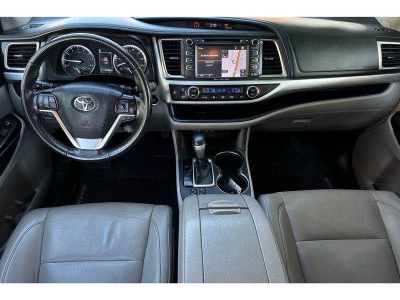 Toyota Highlander Vehicle Full-screen Gallery Image 14