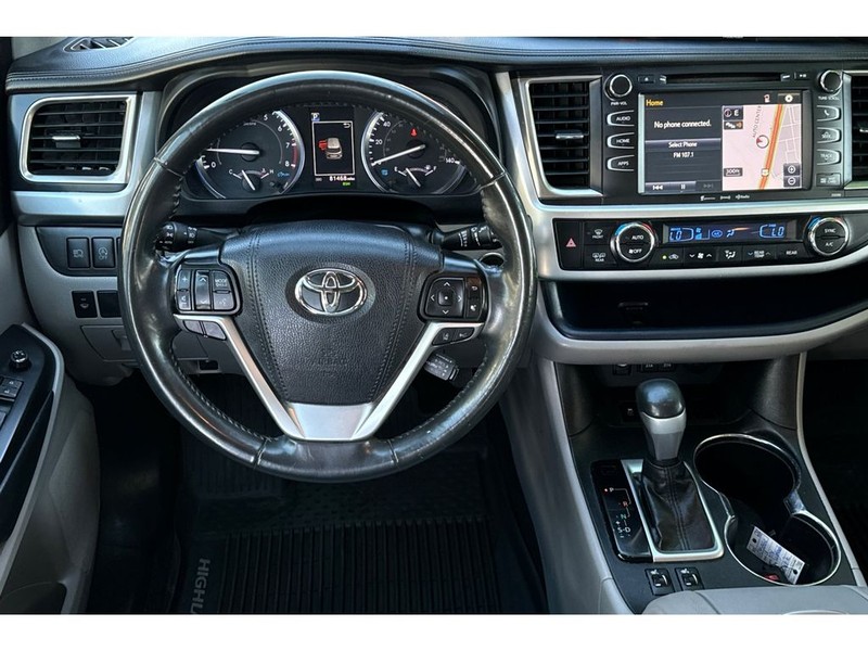 Toyota Highlander Vehicle Full-screen Gallery Image 15
