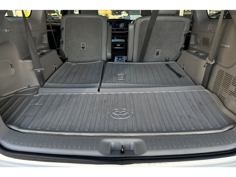 Toyota Highlander Vehicle Full-screen Gallery Image 17