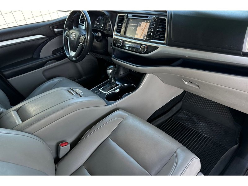 Toyota Highlander Vehicle Full-screen Gallery Image 18