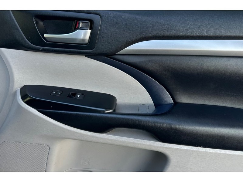 Toyota Highlander Vehicle Full-screen Gallery Image 19
