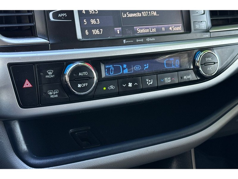Toyota Highlander Vehicle Full-screen Gallery Image 21