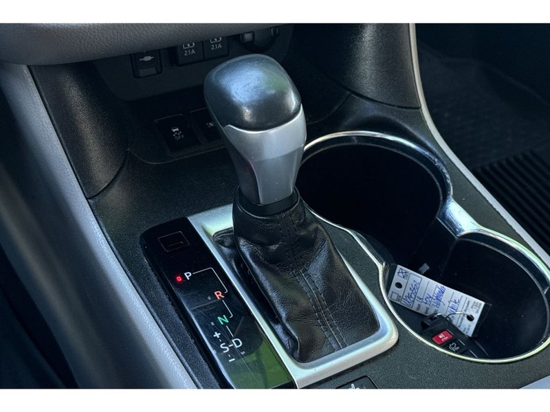 Toyota Highlander Vehicle Full-screen Gallery Image 22