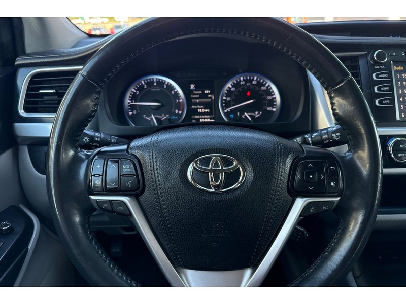 Toyota Highlander Vehicle Full-screen Gallery Image 24