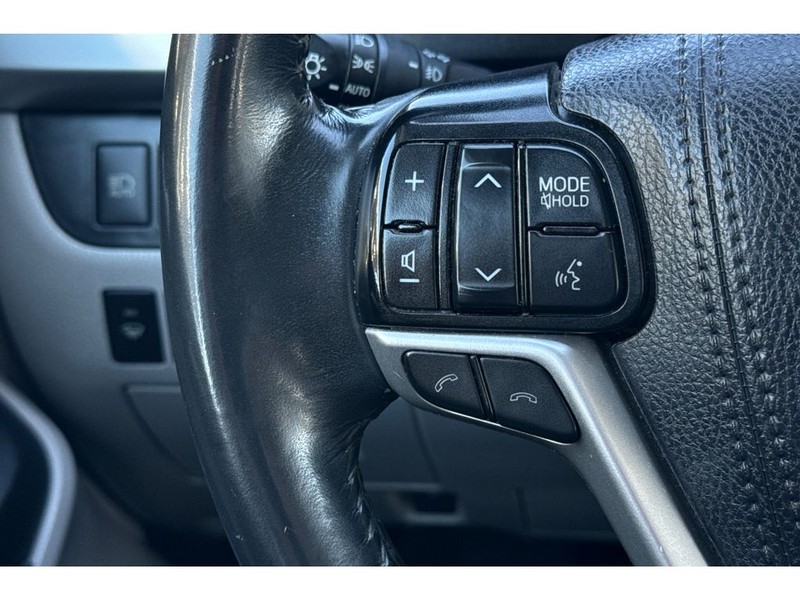 Toyota Highlander Vehicle Full-screen Gallery Image 25