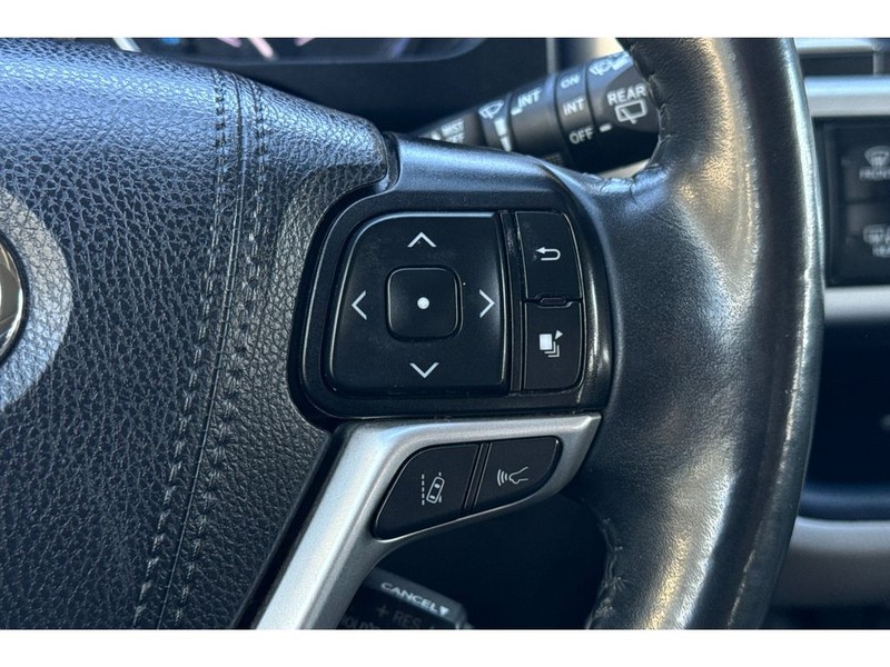 Toyota Highlander Vehicle Full-screen Gallery Image 26