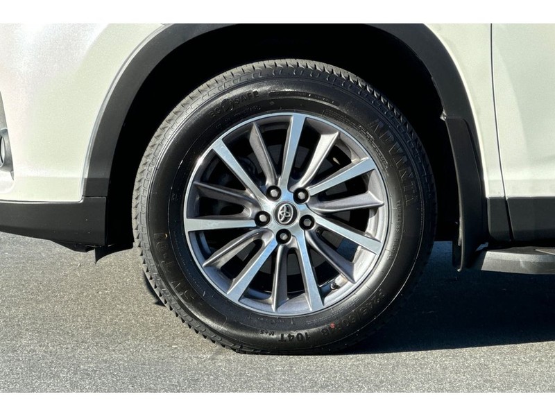 Toyota Highlander Vehicle Full-screen Gallery Image 30