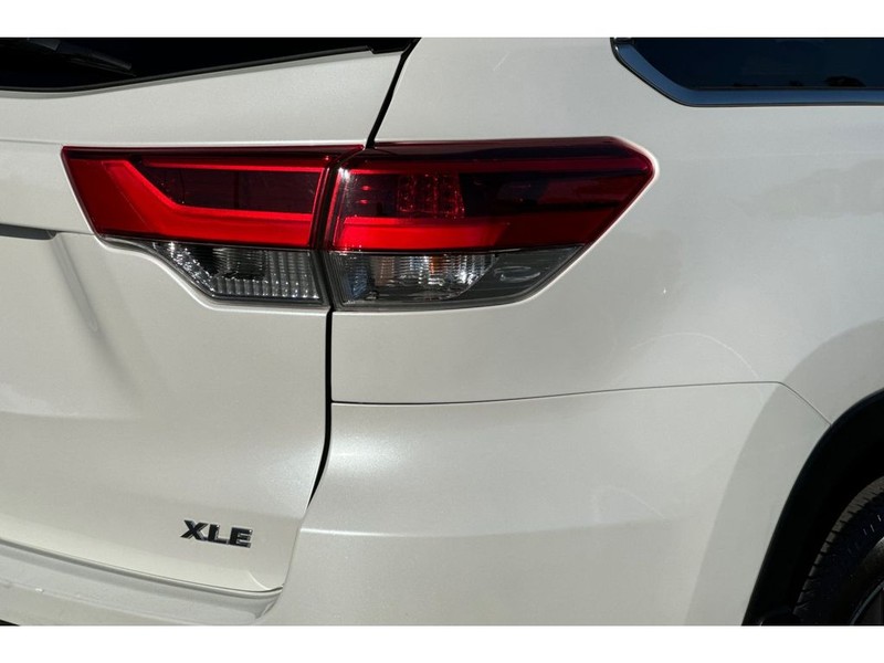 Toyota Highlander Vehicle Full-screen Gallery Image 31