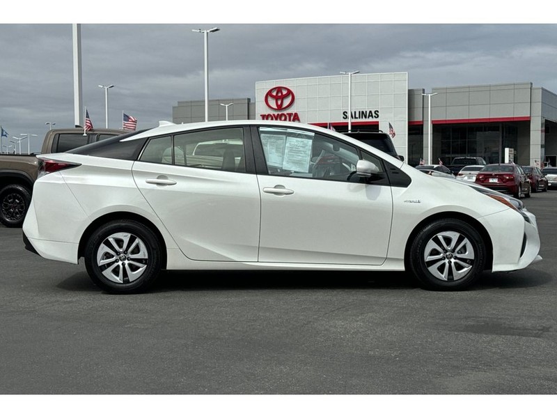 Toyota Prius Vehicle Full-screen Gallery Image 03
