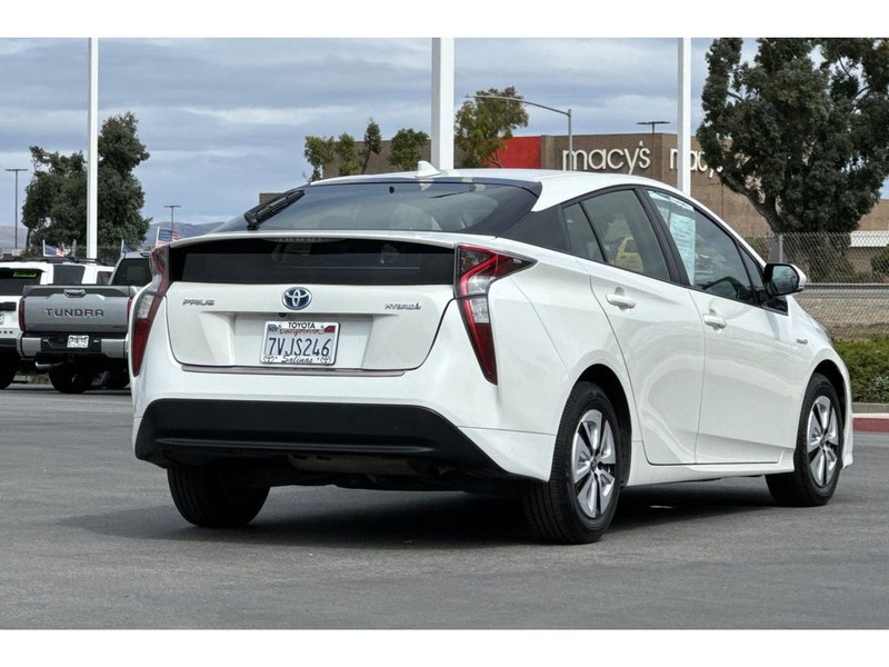 Toyota Prius Vehicle Full-screen Gallery Image 04