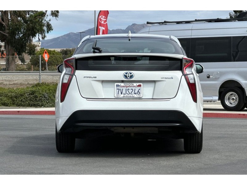 Toyota Prius Vehicle Full-screen Gallery Image 05