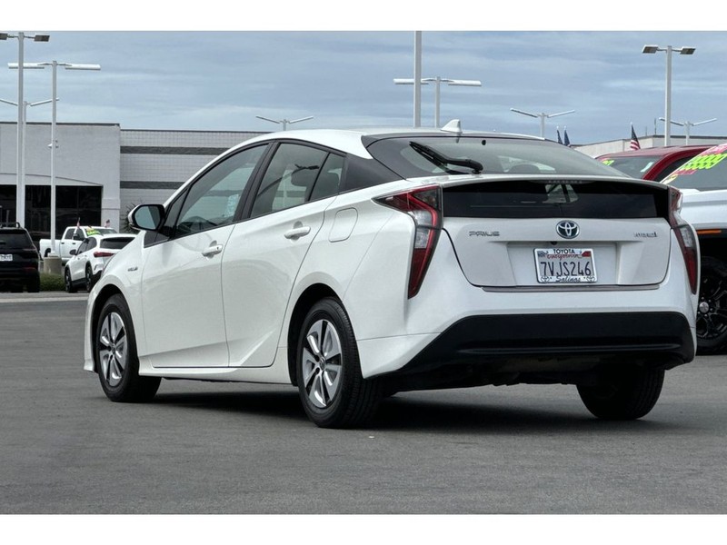Toyota Prius Vehicle Full-screen Gallery Image 06