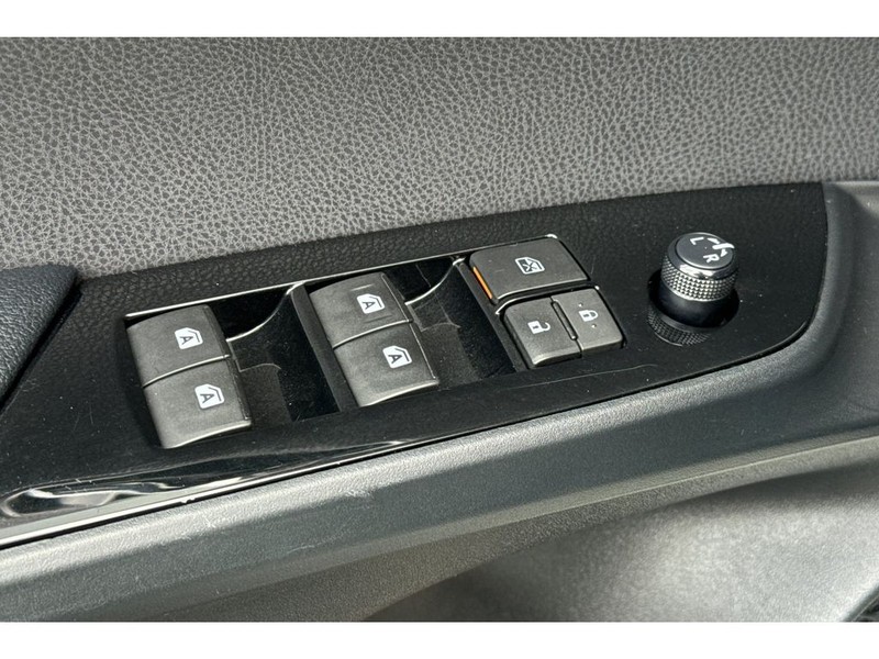 Toyota Prius Vehicle Full-screen Gallery Image 12