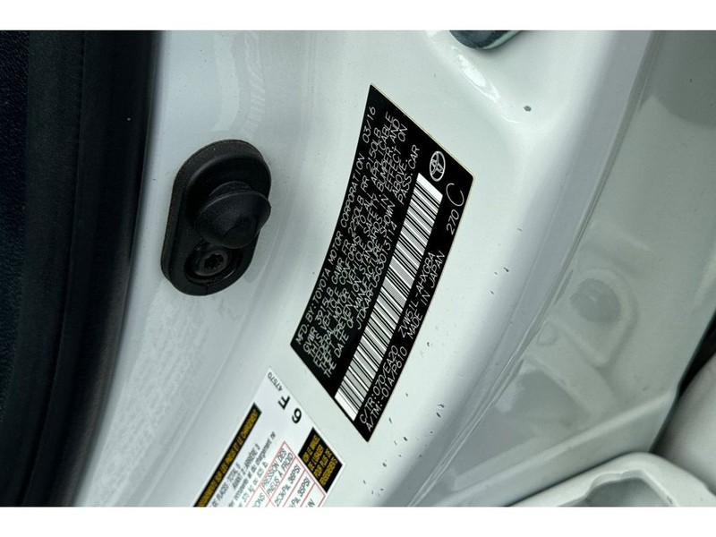 Toyota Prius Vehicle Full-screen Gallery Image 32