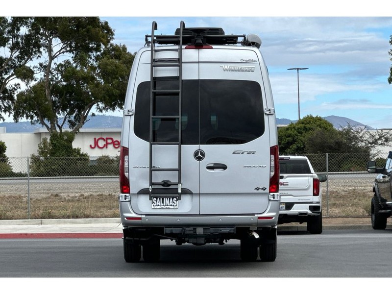 Mercedes-Benz Sprinter 3500 XD Vehicle Full-screen Gallery Image 05